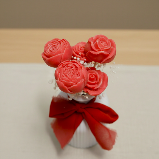 Dettaglio rose rosse in cera di soia Vaso Minimal Bloom. Idea regalo San Valentino