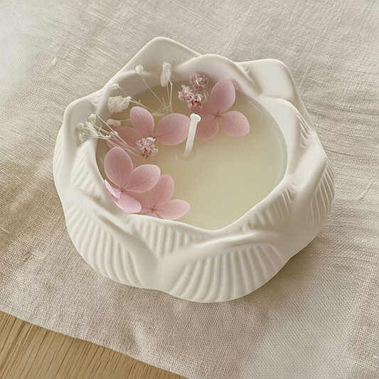 Candela decorativa artigianale in cera di soia, contenitore in ceramica con fiori secchi rosa, idea regalo per la casa.