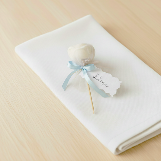 Segnaposto artigianale con rosa in cera di soia confezionato con tulle e nastro azzurro, ideale per cerimonie ed eventi