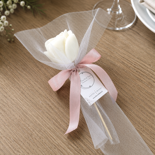 Segnaposto artigianale con rosa in cera di soia confezionato con tulle e nastro rosa cipria, ideale per matrimoni, cerimonie ed eventi
