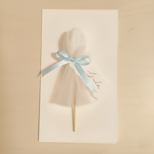 Segnaposto artigianale con tulipano in cera di soia confezionato con tulle e nastro azzurro, ideale per cerimonie ed eventi