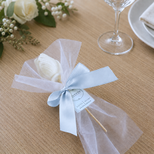 Segnaposto artigianale con tulipano in cera di soia confezionato con tulle e nastro azzurro, ideale per matrimoni, cerimonie ed eventi