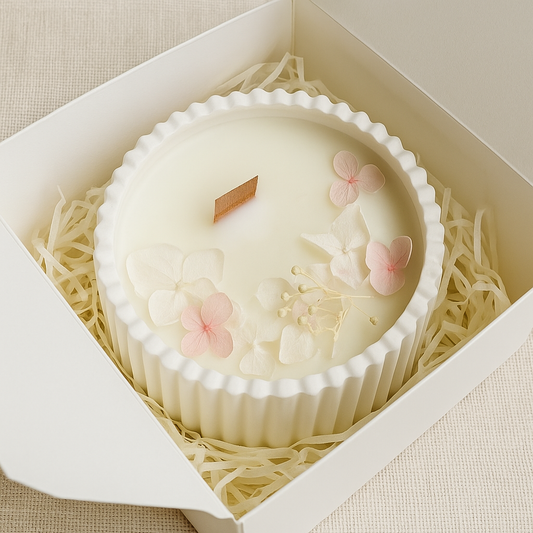 Bomboniera candela decorativa artigianale in cera di soia con fiori essiccati rosa in contenitore di resina minerale