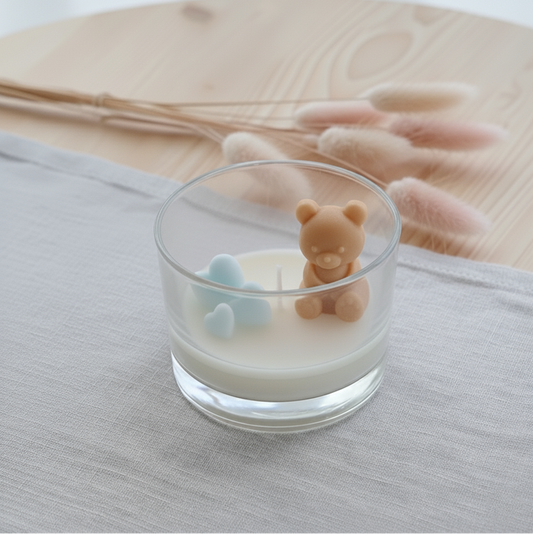 Bomboniera candela artigianale in cera di soia personalizzabile con orsetto e cuori azzurri, ideale per nascita, battesimo e baby shower