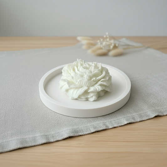 Candela artigianale in cera di soia naturale a forma di peonia e base in polvere di ceramica, complemento d’arredo dal design floreale elegante