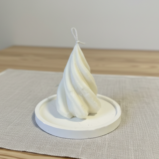 Candela artigianale in cera di soia naturale a forma di spirale con base in polvere di ceramica, dal design sinuoso ed elegante, ideale per arredare la casa e creare atmosfera