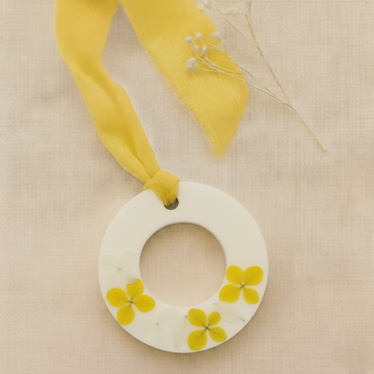 Cialda botanica profumata a forma di anello in cera di soia naturale con fiori secchi gialli, ideale come profumatore per armadi e cassetti