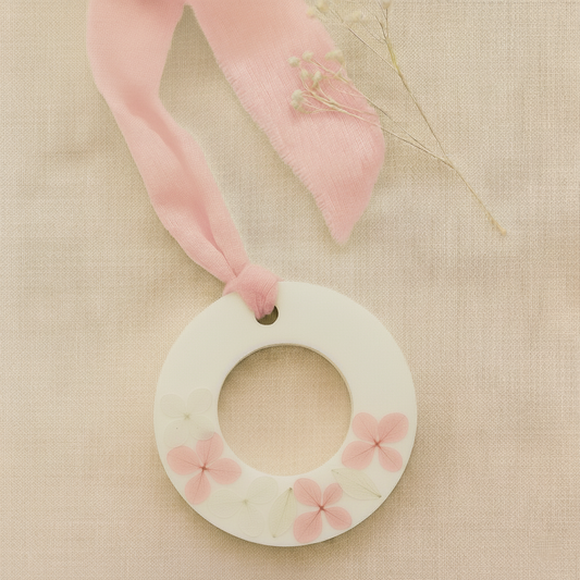 Cialda botanica profumata a forma di anello in cera di soia naturale con fiori secchi rosa, ideale come profumatore per armadi e cassetti
