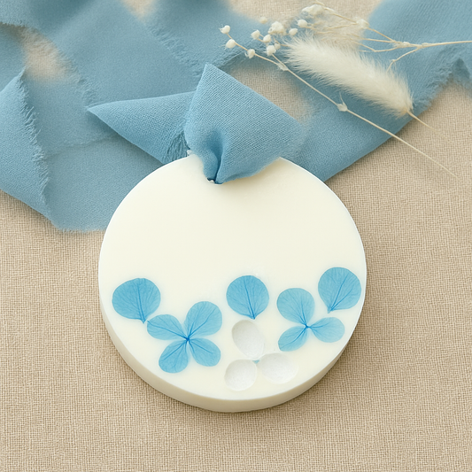 Cialda botanica profumata tonda in cera di soia naturale con fiori secchi azzurri, ideale come profumatore per armadi e cassetti