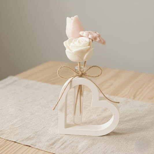 Vaso a forma di cuore in polvere di ceramica con boule in vetro e composizione di fiori in cera di soia, complemento home decor artigianale, idea regalo per anniversari ed eventi speciali