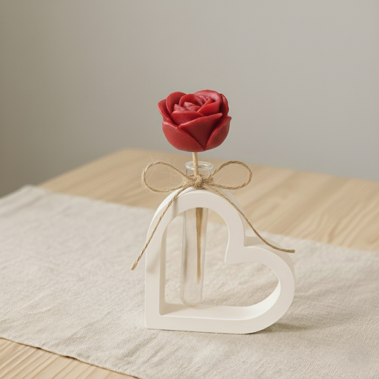 Vaso artigianale in polvere di ceramica con rosa rossa in cera di soia. Idea regalo San Valentino