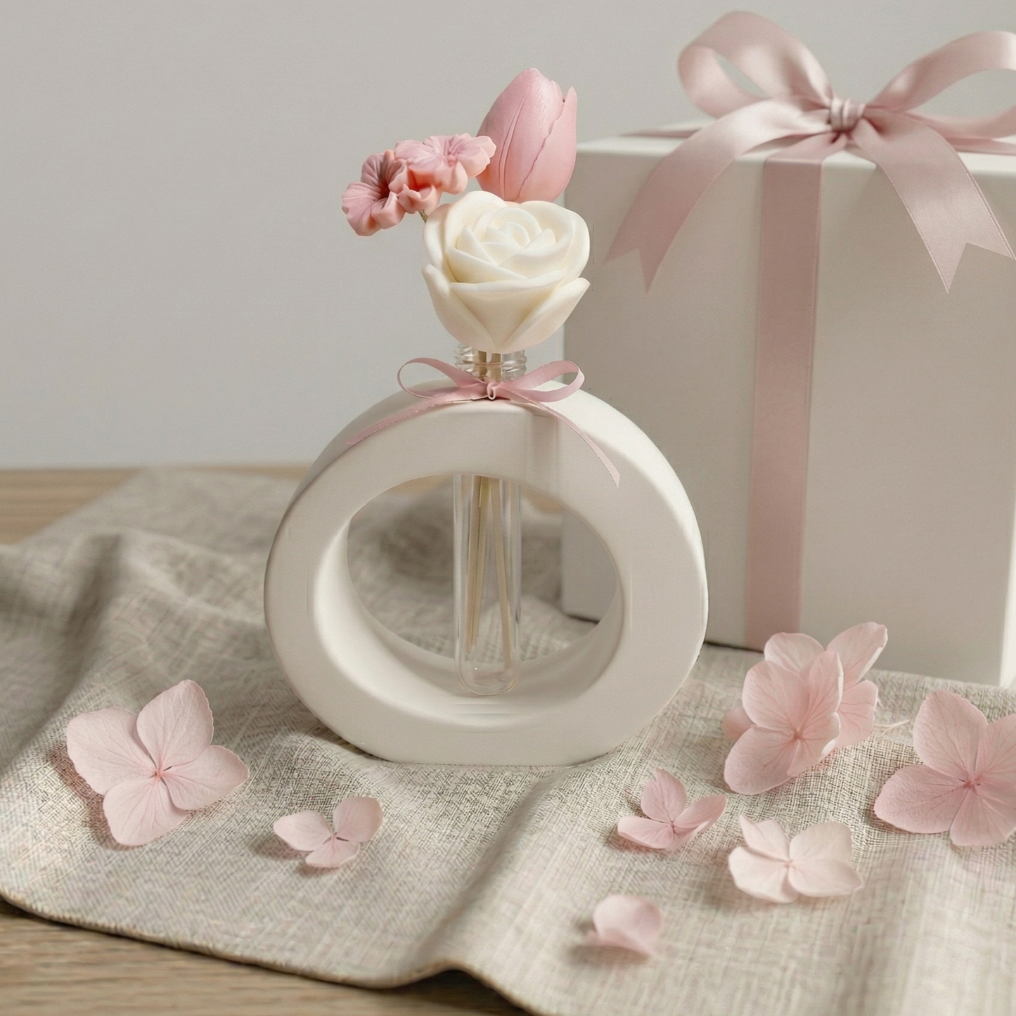 Bomboniere artigianali vaso in polvere di ceramica con fiori in cera di soia. Ideale per cerimonie ed eventi