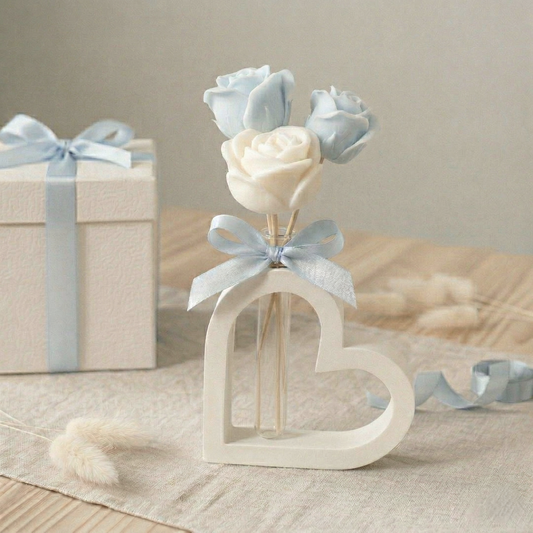 Bomboniere artigianali vaso a forma di cuore in polvere di ceramica con fiori in cera di soia. Ideale per matrimoni, cerimonie ed eventi