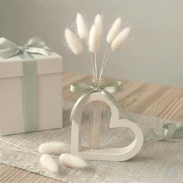 Bomboniere artigianali vaso a forma di cuore in polvere di ceramica con fiori secchi. Ideale per matrimoni, cerimonie ed eventi