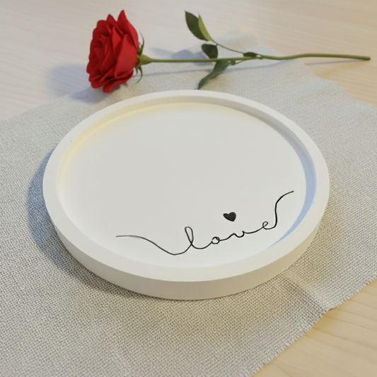 Vassoio portagioie rotondo in polvere di ceramica con scritta personalizzata a mano. Idea regalo San Valentino.