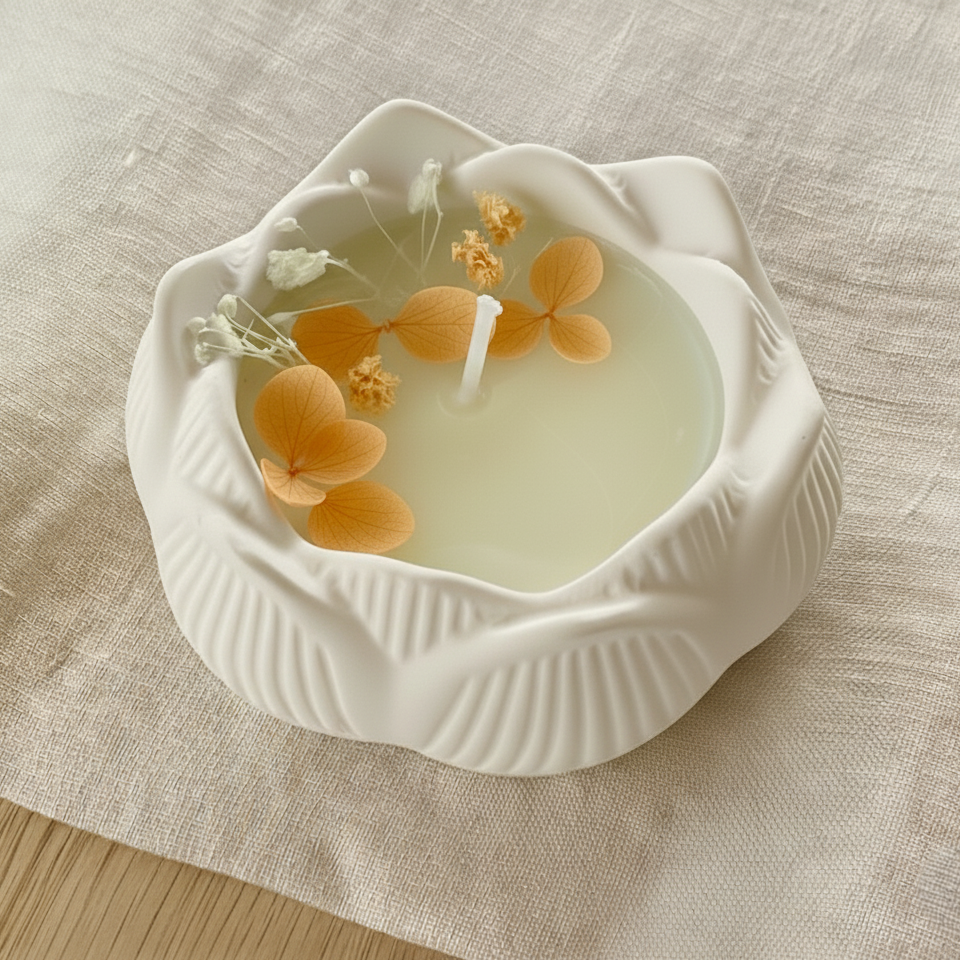 Bomboniera candela decorativa artigianale in cera di soia, contenitore in ceramica con fiori secchi arancioni, ideale per cerimonie ed eventi