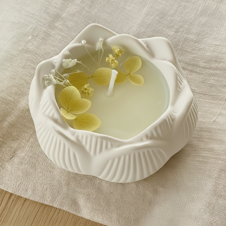 Bomboniera candela decorativa artigianale in cera di soia, contenitore in ceramica con fiori secchi gialli, ideale per cerimonie ed eventi