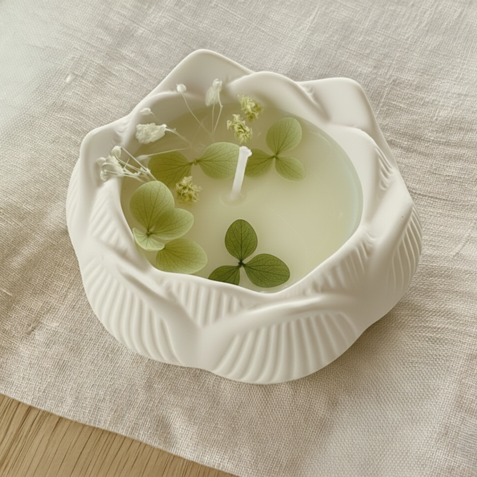 Bomboniera candela decorativa artigianale in cera di soia, contenitore in ceramica con fiori secchi verdi, ideale per cerimonie ed eventi