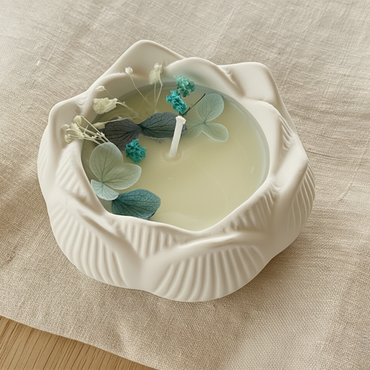 Candela decorativa artigianale in cera di soia, contenitore in ceramica con fiori secchi azzurri, idea regalo per la casa.