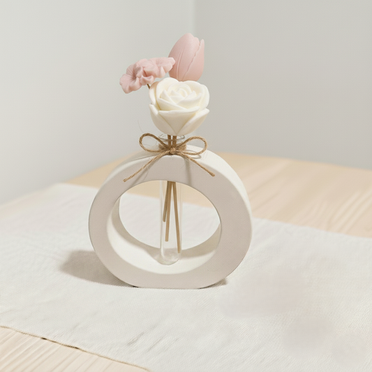 Vaso artigianale in polvere di ceramica con fiori in cera di soia. Home Decor per la casa