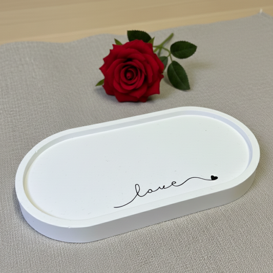 Vaso artigianale in polvere di ceramica ovale per home decor con scritta a mano Love. Idea regalo San Valentino