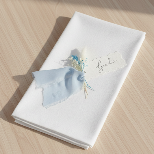 Segnaposto artigianale nominale con fiori secchi e nastro azzurro, ideale per cerimonie ed eventi