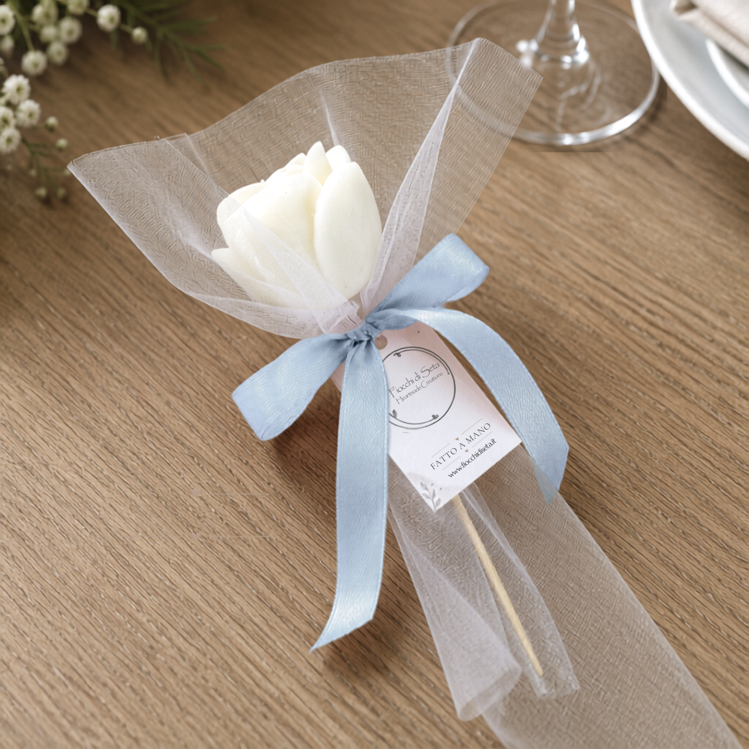 Segnaposto artigianale con rosa in cera di soia confezionato con tulle e nastro azzurro, ideale per matrimoni, cerimonie ed eventi