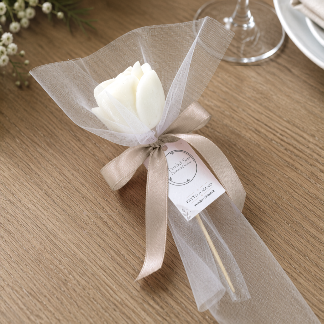 Segnaposto artigianale con rosa in cera di soia confezionato con tulle e nastro beige, ideale per matrimoni, cerimonie ed eventi