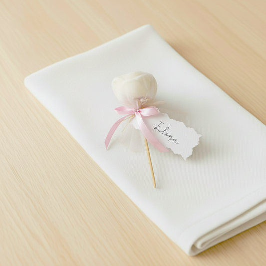 Segnaposto artigianale con rosa in cera di soia confezionato con tulle e nastro rosa, ideale per cerimonie ed eventi