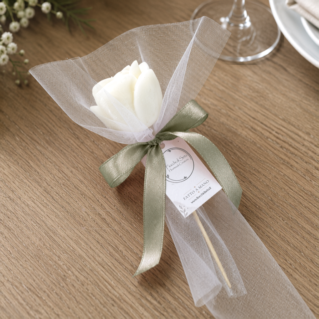 Segnaposto artigianale con rosa in cera di soia confezionato con tulle e nastro verde, ideale per matrimoni, cerimonie ed eventi