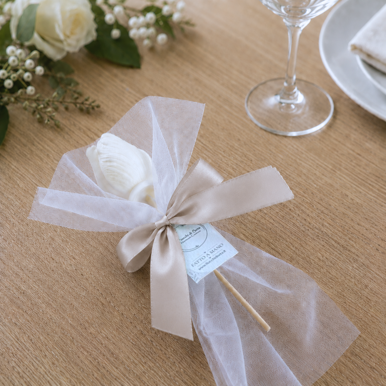 Segnaposto artigianale con tulipano in cera di soia confezionato con tulle e nastro beige, ideale per matrimoni, cerimonie ed eventi 