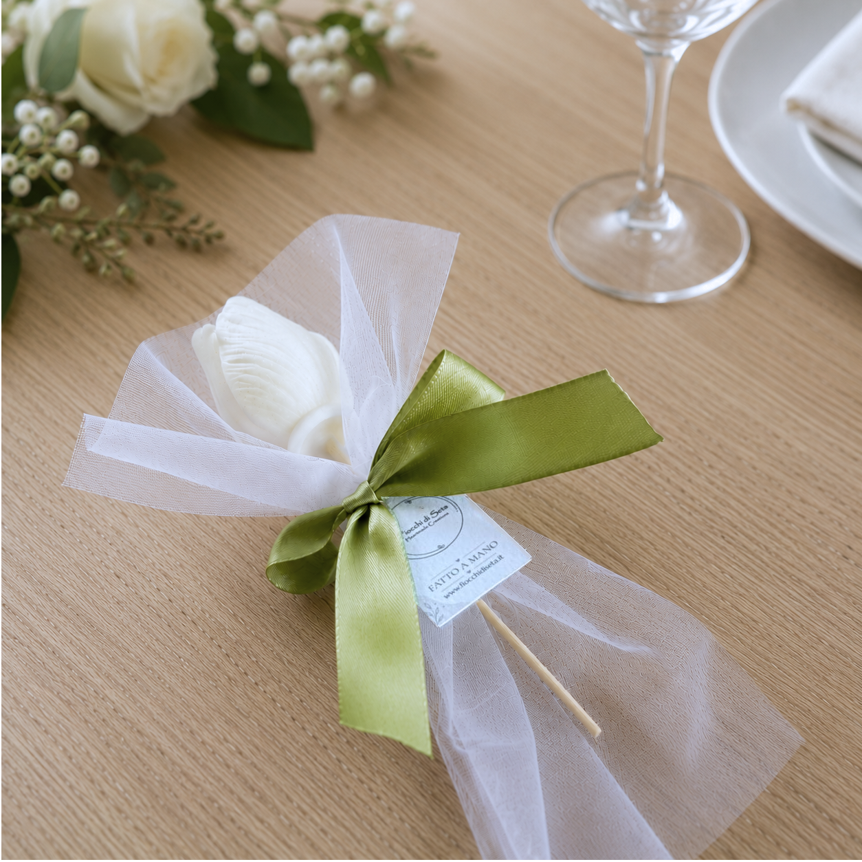 Segnaposto artigianale con tulipano in cera di soia confezionato con tulle e nastro verde, ideale per matrimoni, cerimonie ed eventi 