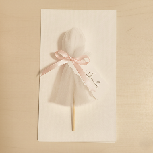 Segnaposto artigianale con tulipano in cera di soia confezionato con tulle e nastro rosa, ideale per cerimonie ed eventi