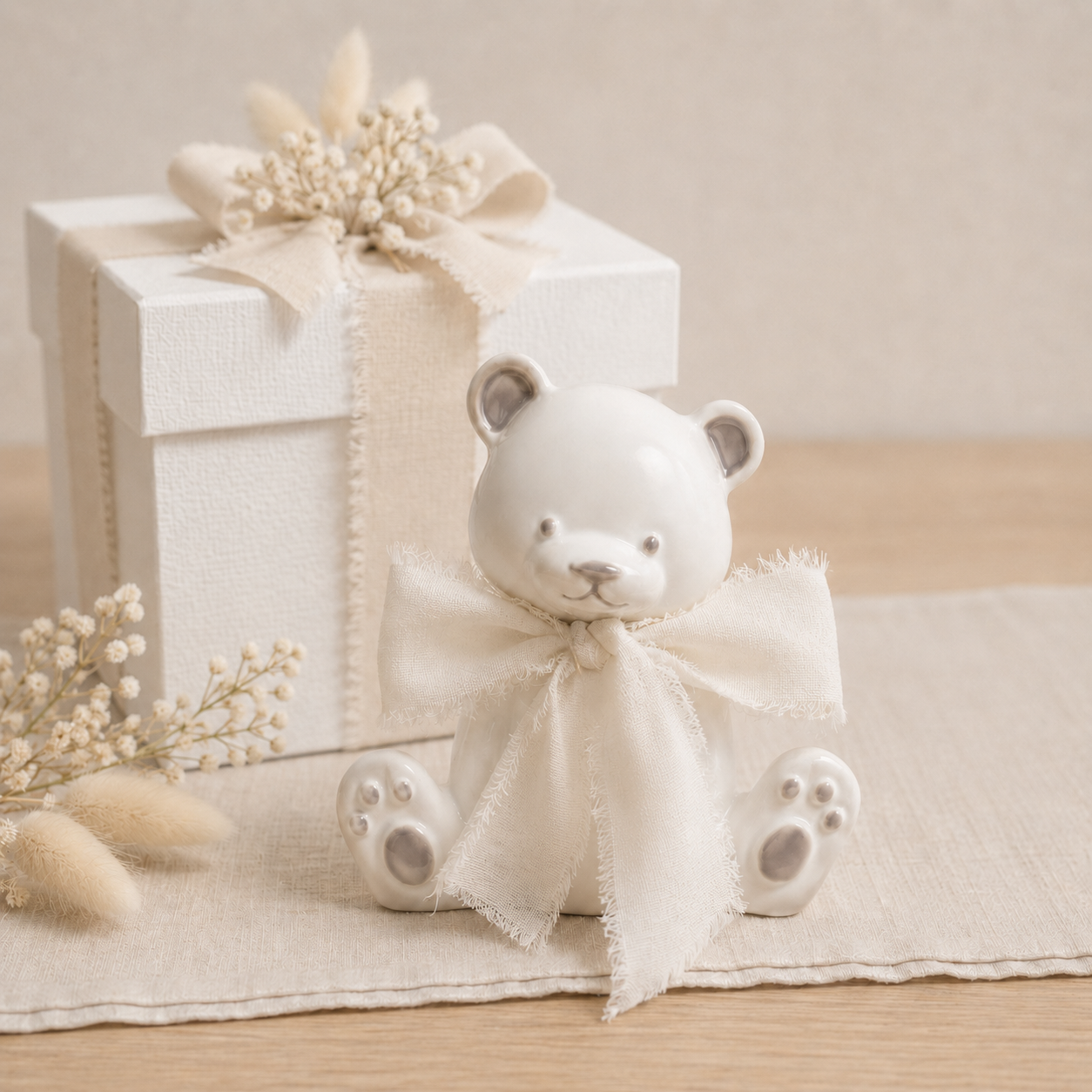 Bomboniera artigianale a forma di orsetto in ceramica con dettagli beige e nastro in chiffon beige, ideale per matrimonio, baby shower , nascita, battesimo
