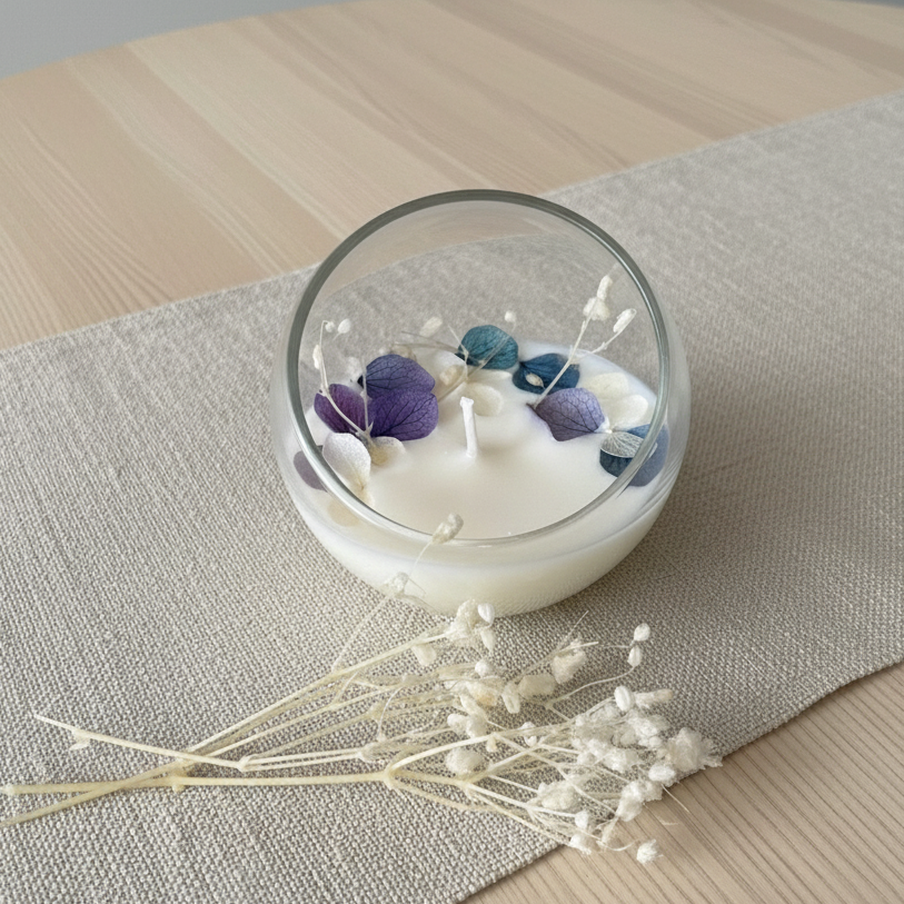 Candela botanica artigianale in cera di soia con fiori essiccati azzurri in contenitore sferico di vetro, bomboniera per matrimoni, comunioni ed eventi speciali