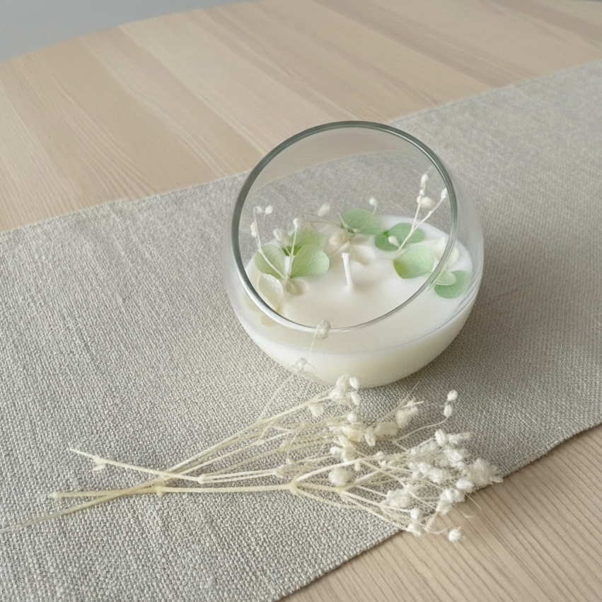 Candela botanica artigianale in cera di soia con fiori essiccati verdi in contenitore sferico di vetro, bomboniera per matrimoni, comunioni ed eventi speciali