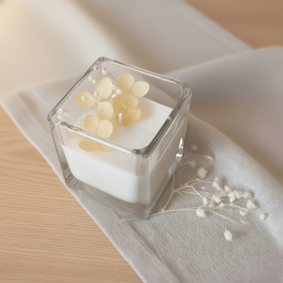 Candela botanica artigianale in cera di soia con fiori essiccati gialli in contenitore quadrato di vetro, bomboniera elegante per matrimoni ed eventi