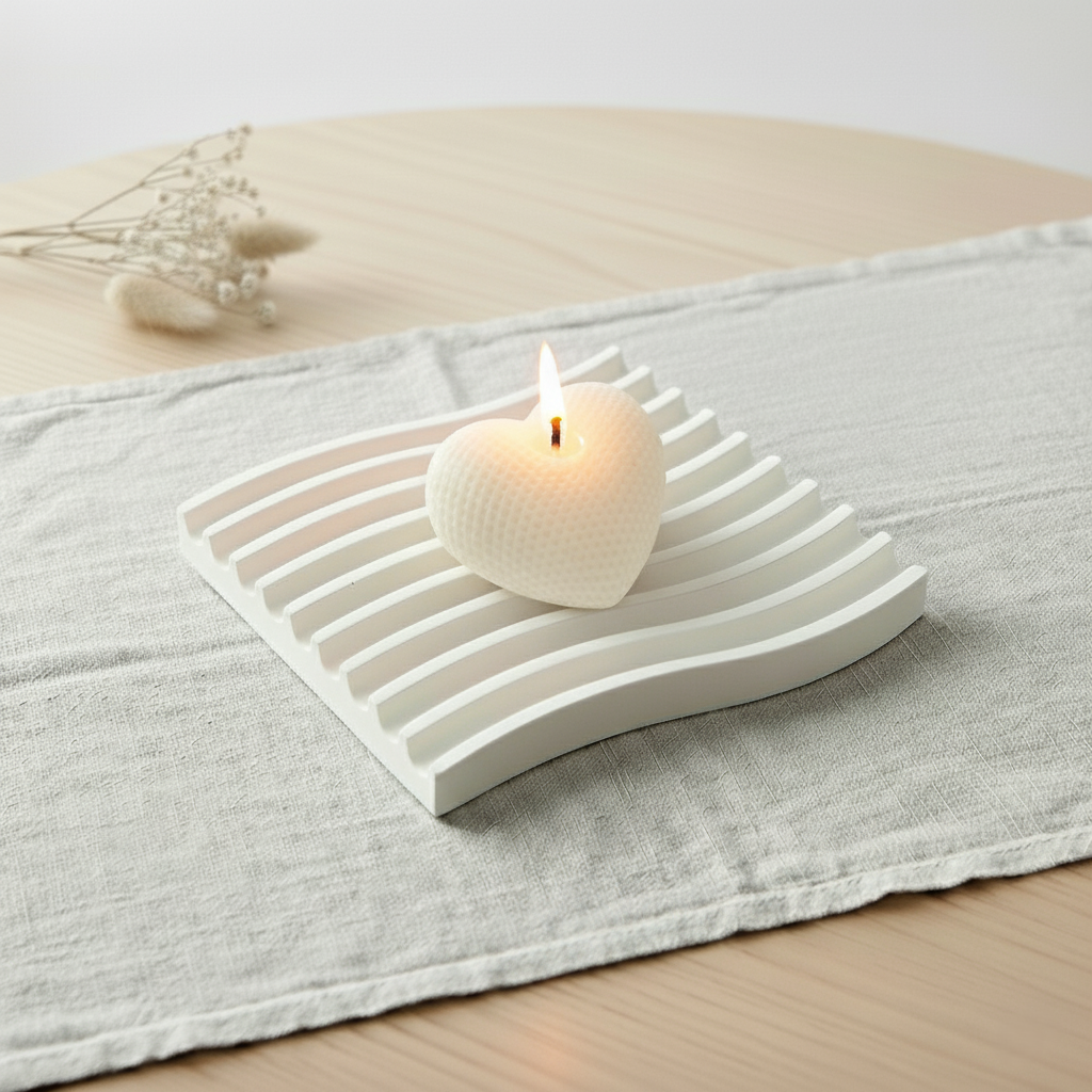 Bomboniera candela decorativa artigianale in cera di soia naturale a forma di cuore su una base a onde in polvere di ceramica