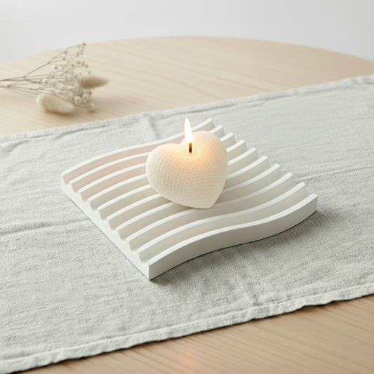 Bomboniera candela decorativa artigianale in cera di soia naturale a forma di cuore su una base a onde in polvere di ceramica