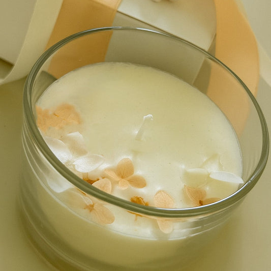 Bomboniera candela artigianale decorativa in cera di soia, fiori essiccati arancioni e contenitore in vetro 