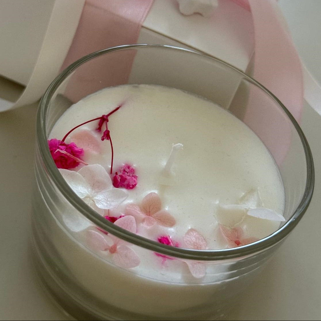 Bomboniera candela artigianale decorativa in cera di soia, fiori essiccati rosa e contenitore in vetro 
