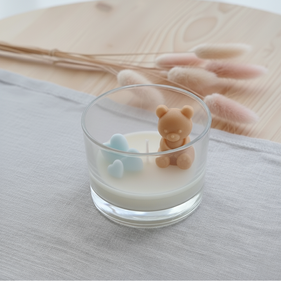 Bomboniera candela artigianale in cera di soia personalizzabile con orsetto e cuori azzurri, ideale per nascita, battesimo e baby shower