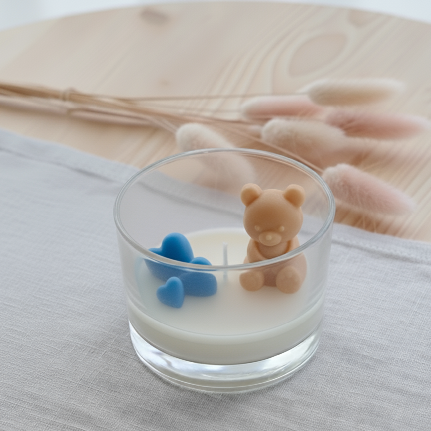 Bomboniera candela artigianale in cera di soia personalizzabile con orsetto e cuori blu, ideale per nascita, battesimo e baby shower