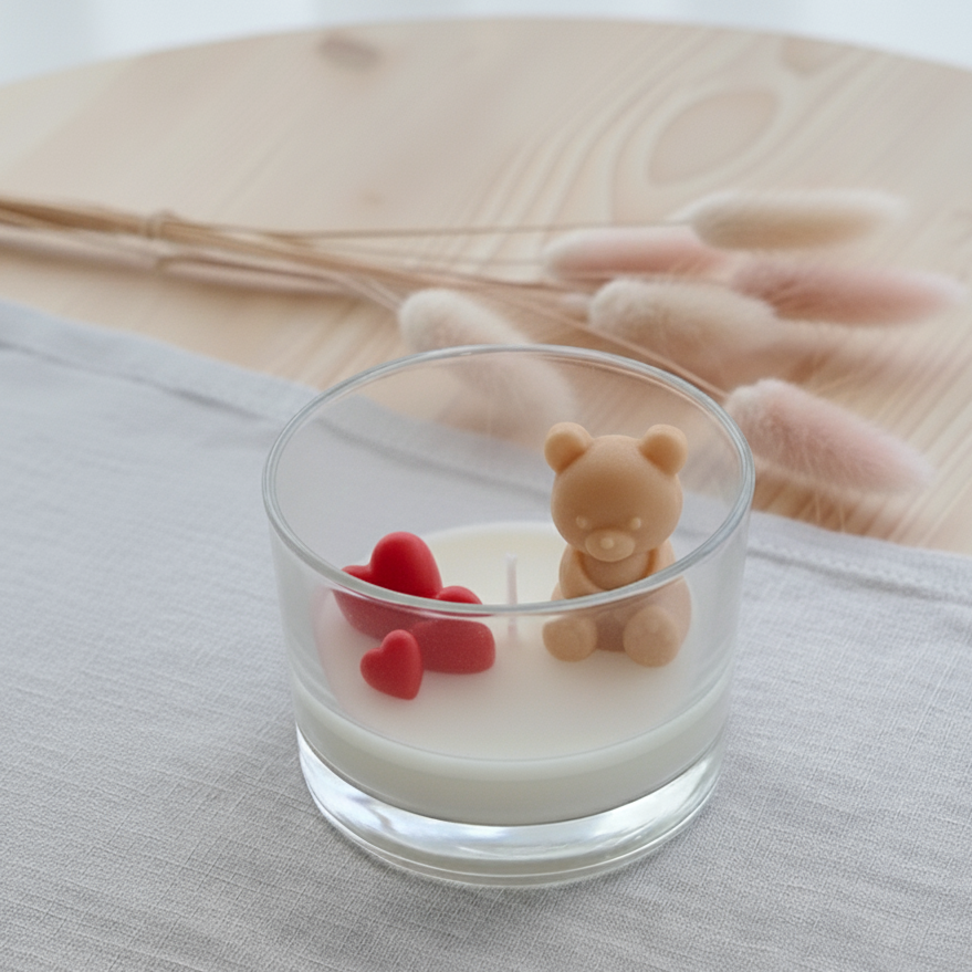 Bomboniera candela artigianale in cera di soia personalizzabile con orsetto e cuori rossi, ideale per nascita, battesimo e baby shower