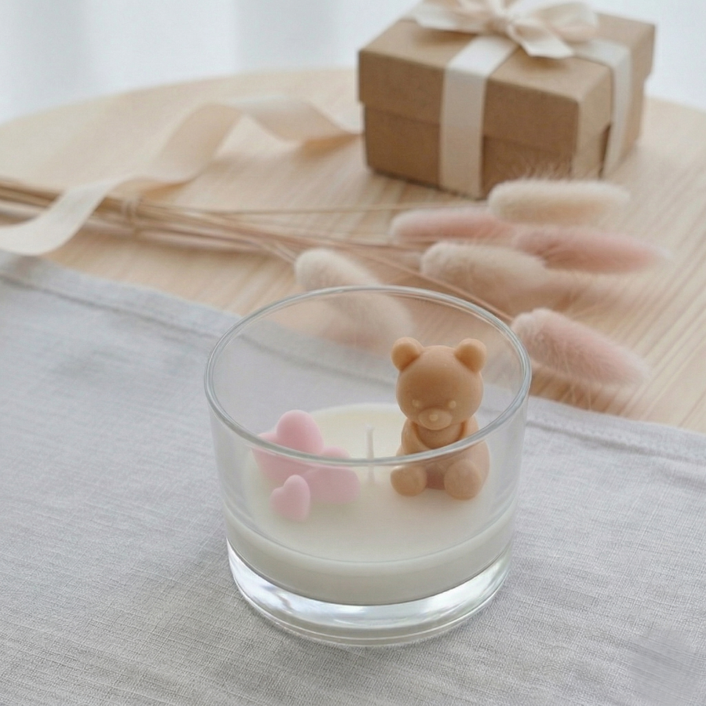 Bomboniere candele artigianali candela in cera di soia personalizzabile con orsetto e cuori rosa, ideale per nascita, battesimo e baby shower