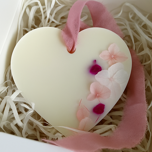 Bomboniera cialda profumata artigianale in cera di soia naturale a forma di cuore con fiori essiccati rosa, ideale come profumatore per armadi e cassetti