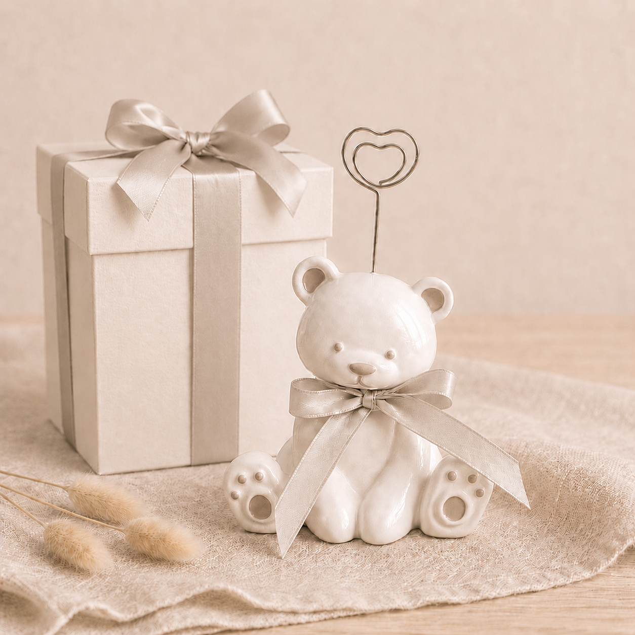 Bomboniera artigianale Teddy Memories orsetto portafoto beige in ceramica con confezione regalo, ideale come bomboniera per matrimonio, battesimo, nascita, baby shower ed eventi speciali
