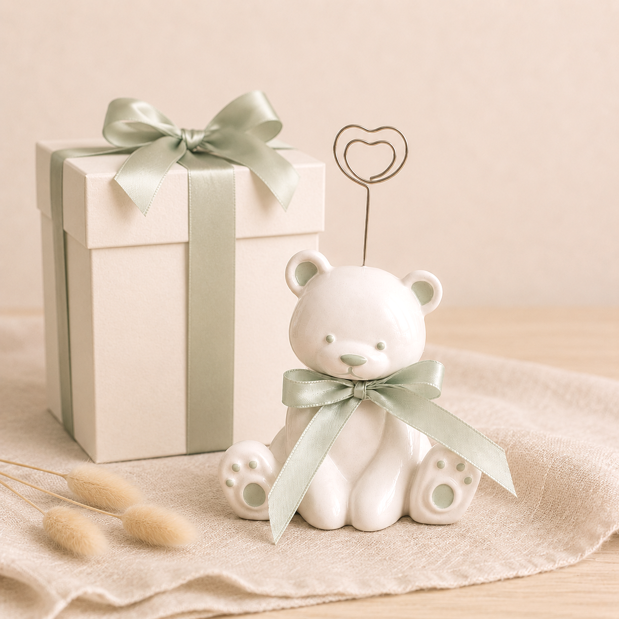 Bomboniera artigianale Teddy Memories orsetto portafoto verde in ceramica con confezione regalo, ideale come bomboniera per matrimonio, battesimo, nascita, baby shower ed eventi speciali