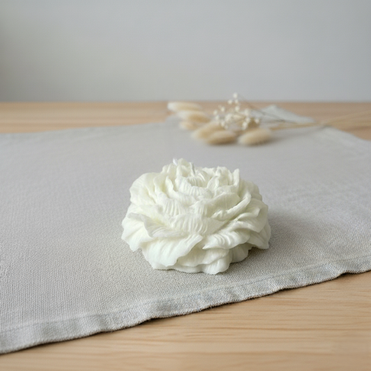 Candela artigianale in cera di soia naturale a forma di peonia, complemento d’arredo dal design floreale elegante