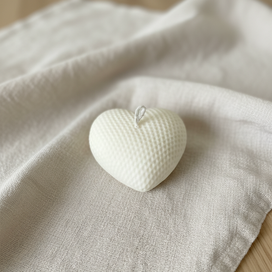 Candela artigianale in cera di soia naturale a forma di cuore con trama a nido d’ape, elemento decorativo per la casa